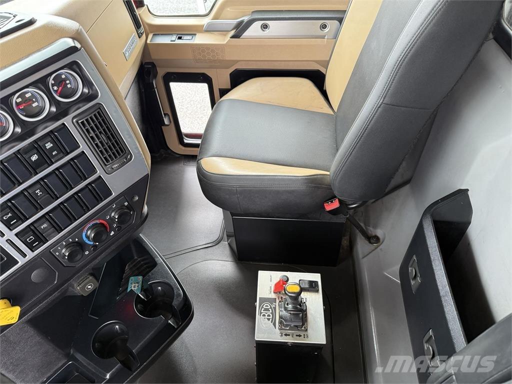 Mack GR64F ダンプ