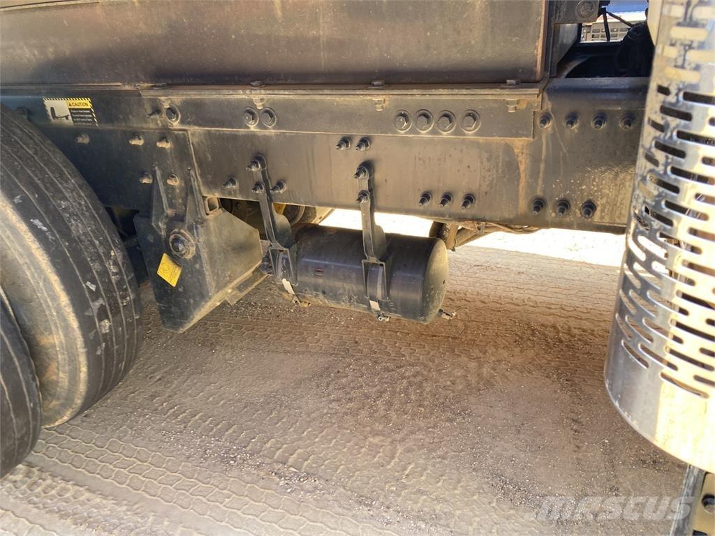 Mack GR64F ダンプ