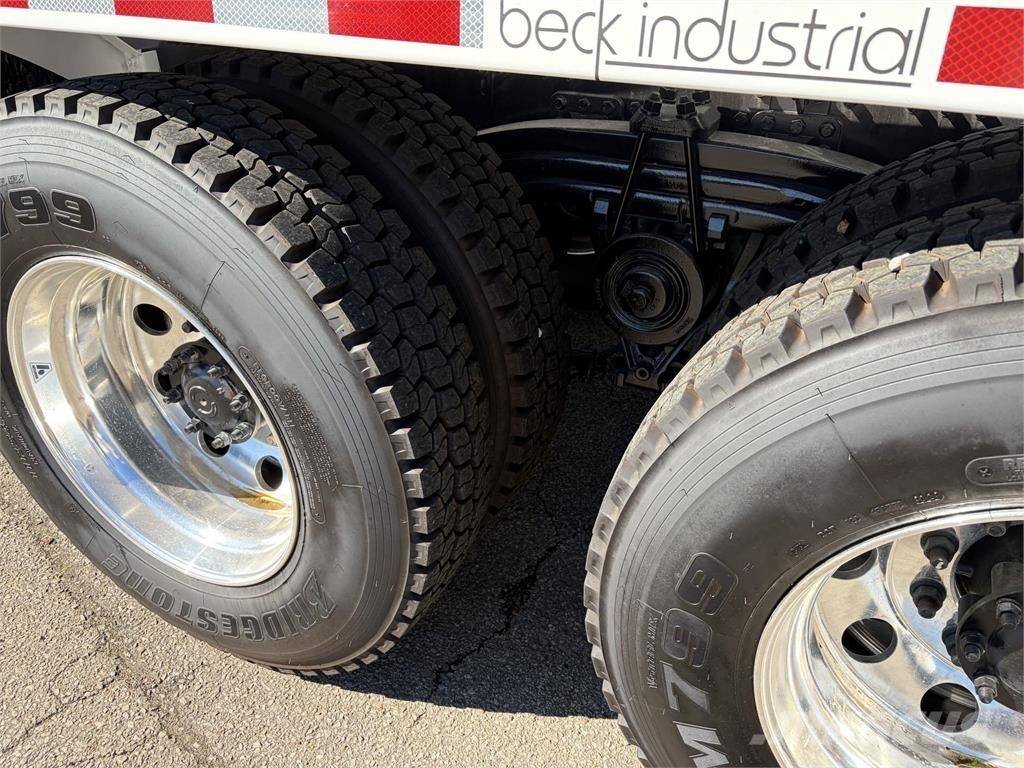 Mack GR64FR ミキサー車