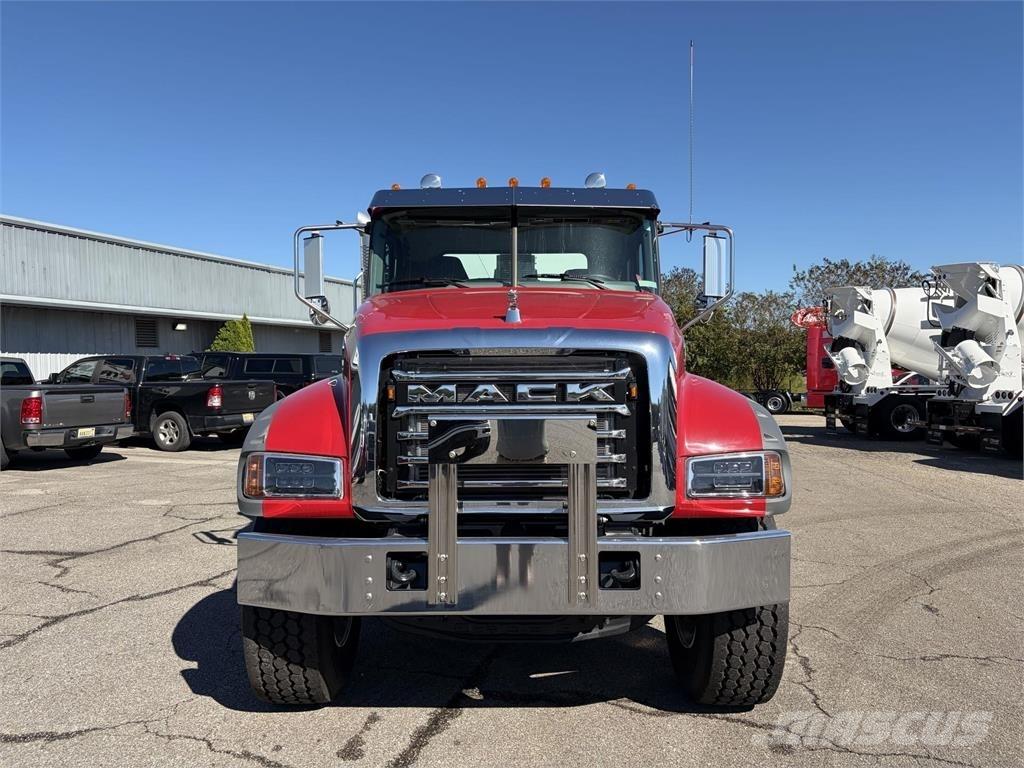 Mack GR64FR ミキサー車