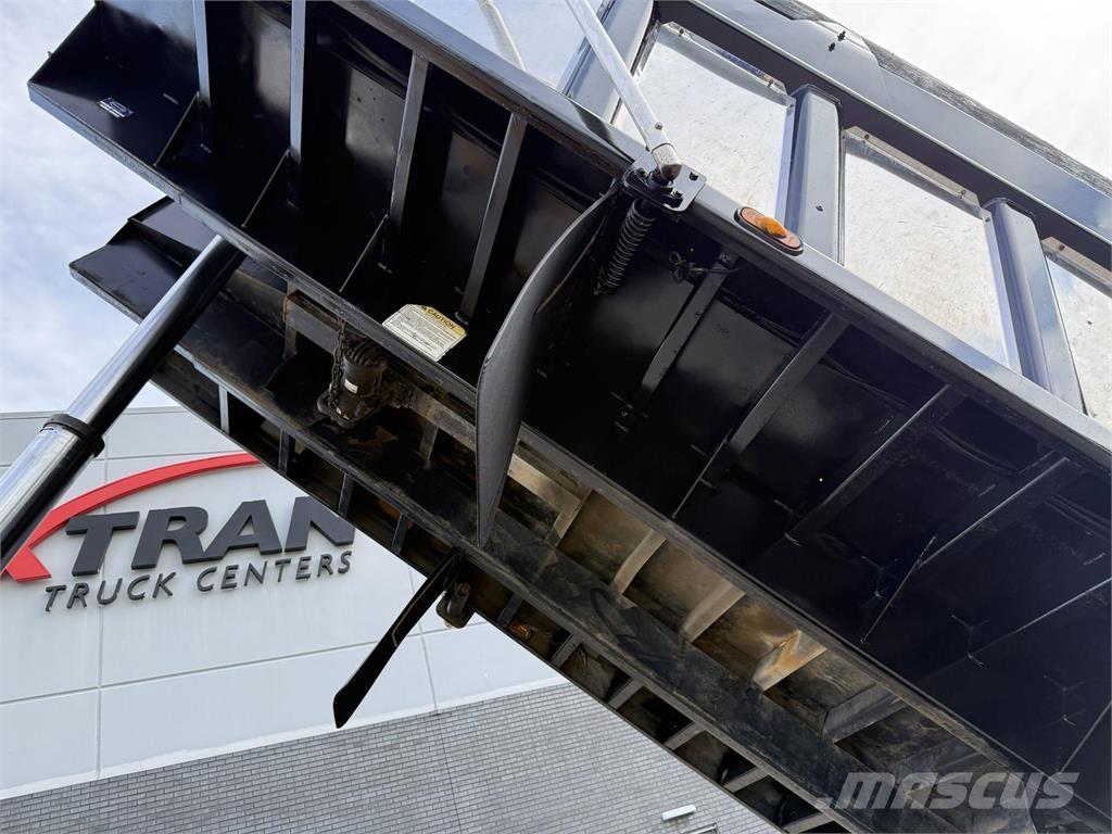 Mack GU713 ダンプ