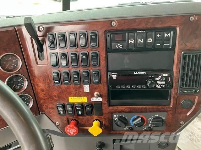 Mack GU800 キャブ付きシャーシ