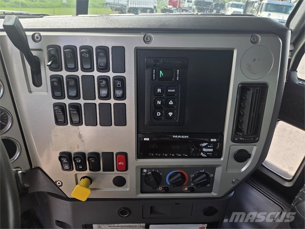 Mack GU813 ダンプ