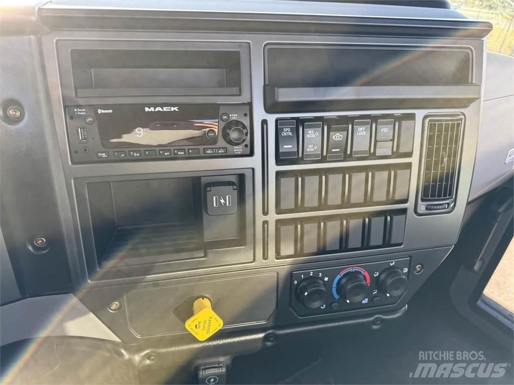 Mack MD6 42R キャブ付きシャーシ