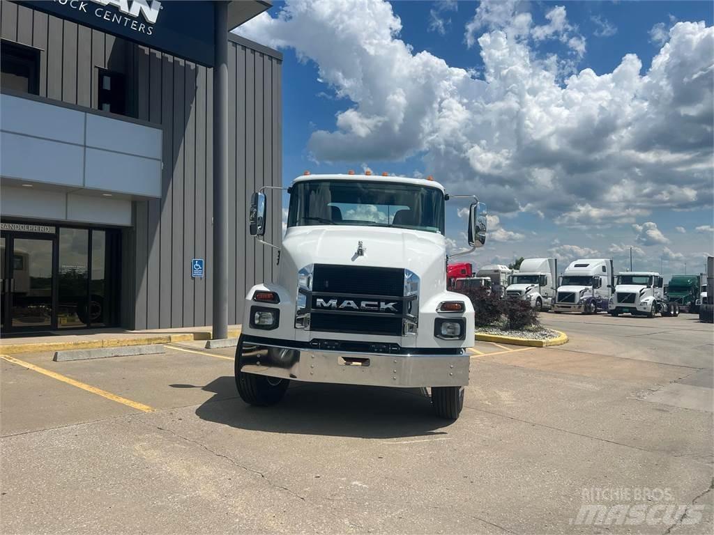 Mack MD642 キャブ付きシャーシ
