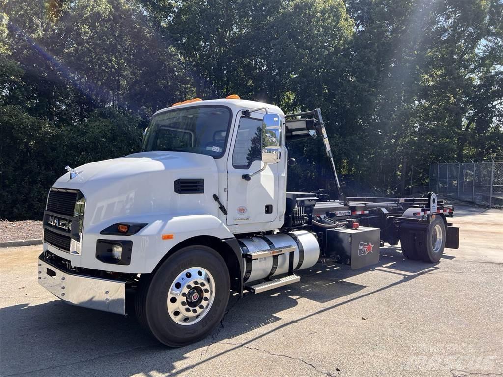 Mack MD7 42R キャブ付きシャーシ