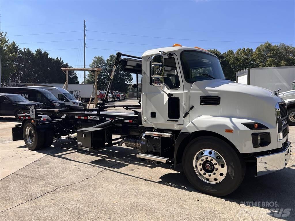 Mack MD7 42R キャブ付きシャーシ