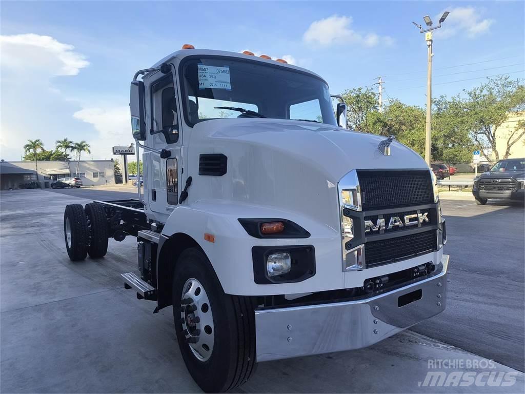 Mack MD7 42R キャブ付きシャーシ
