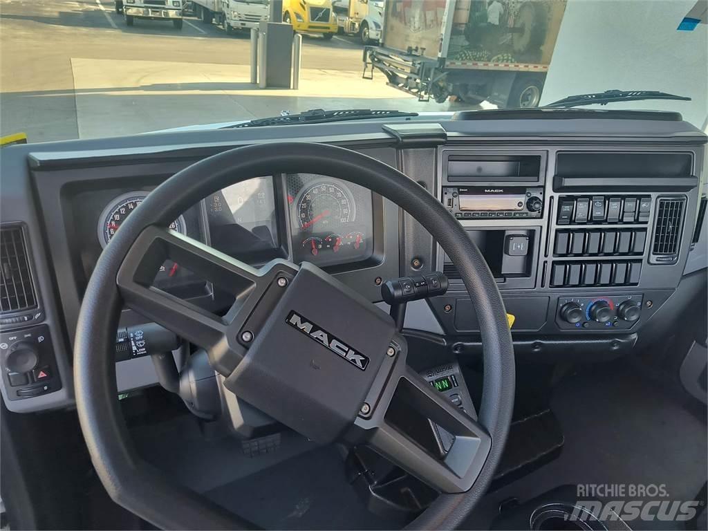 Mack MD7 42R キャブ付きシャーシ