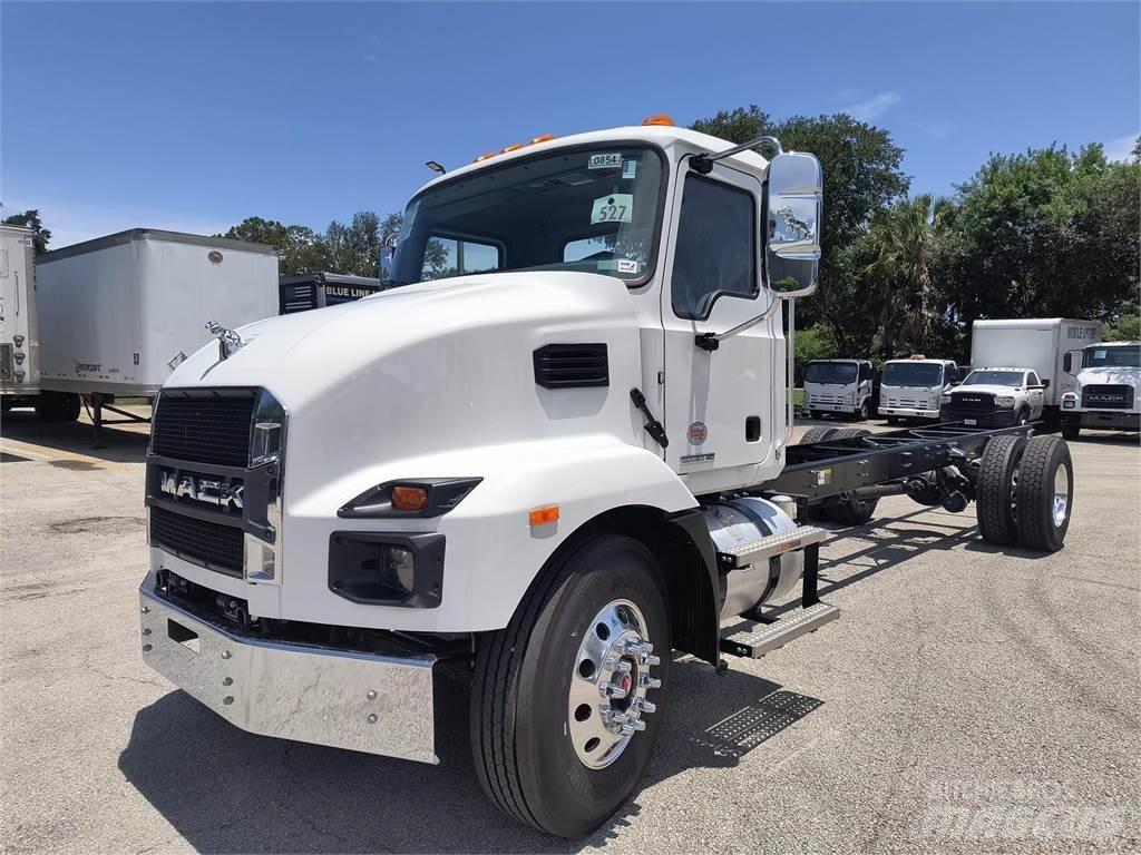 Mack MD7 42R キャブ付きシャーシ