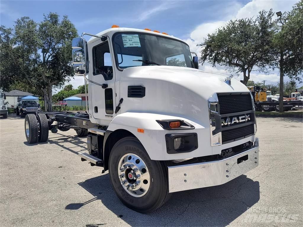 Mack MD7 42R キャブ付きシャーシ