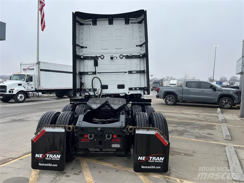 Volvo NEW VNL860 中古トラクターヘッド | トレーラーヘッド