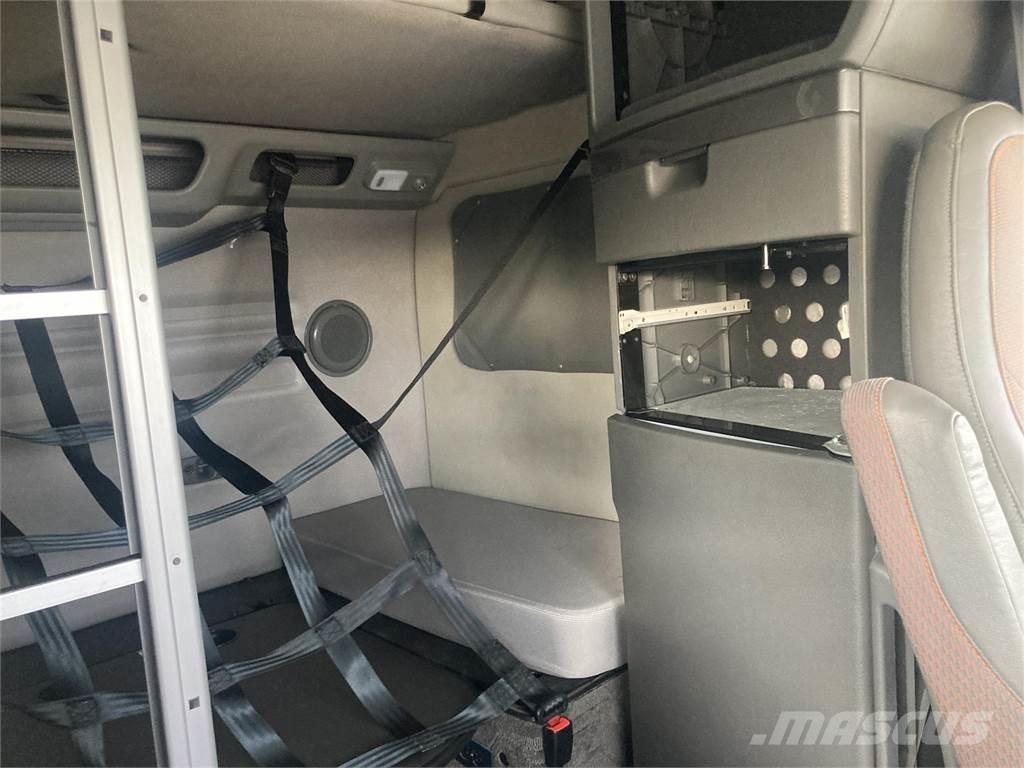 Volvo VN 中古トラクターヘッド | トレーラーヘッド