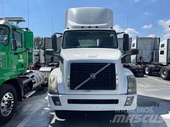 Volvo VNL42T 中古トラクターヘッド | トレーラーヘッド