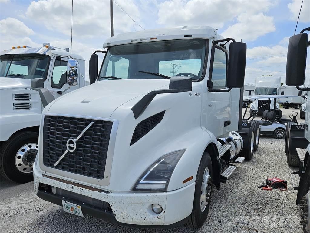 Volvo VNL64T300 中古トラクターヘッド | トレーラーヘッド