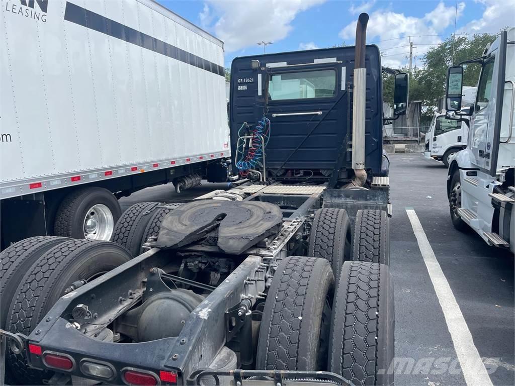 Volvo VNL64T300 中古トラクターヘッド | トレーラーヘッド