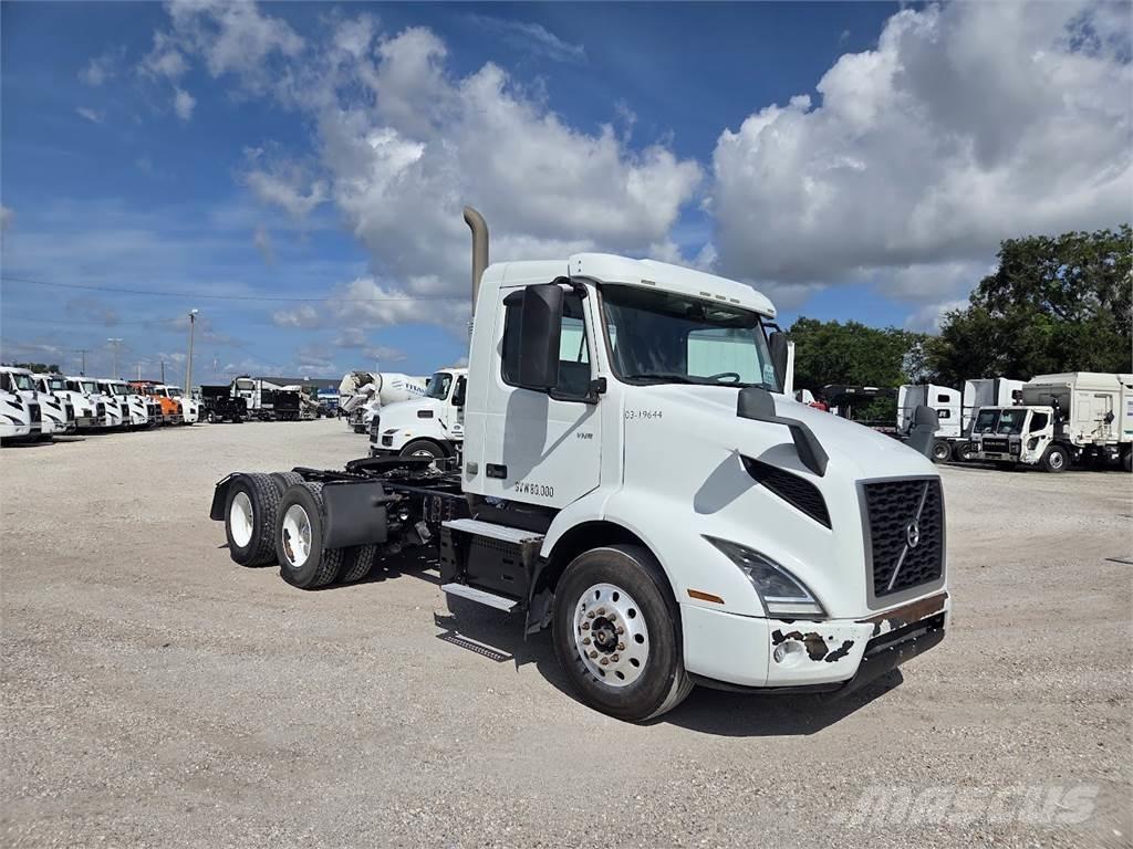 Volvo VNL64T300 中古トラクターヘッド | トレーラーヘッド