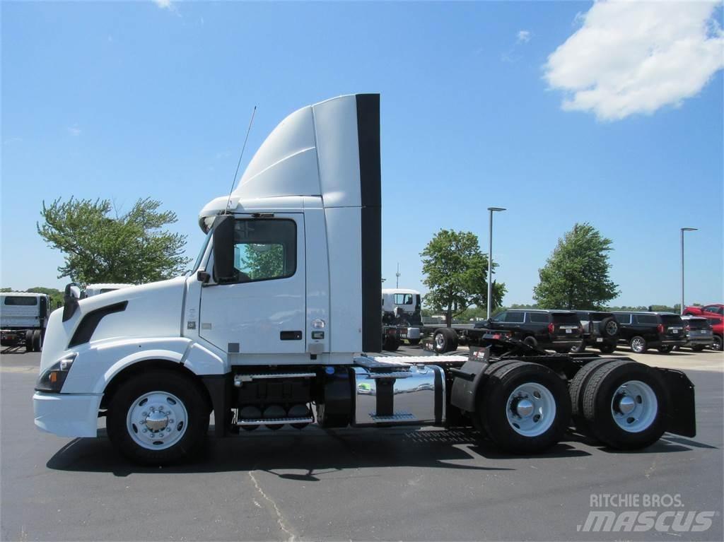 Volvo VNL64T300 中古トラクターヘッド | トレーラーヘッド