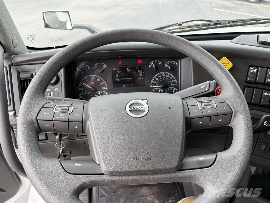 Volvo VNL64T740 中古トラクターヘッド | トレーラーヘッド