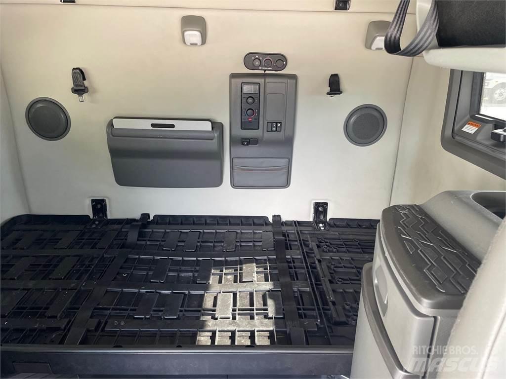 Volvo VNL64T760 中古トラクターヘッド | トレーラーヘッド