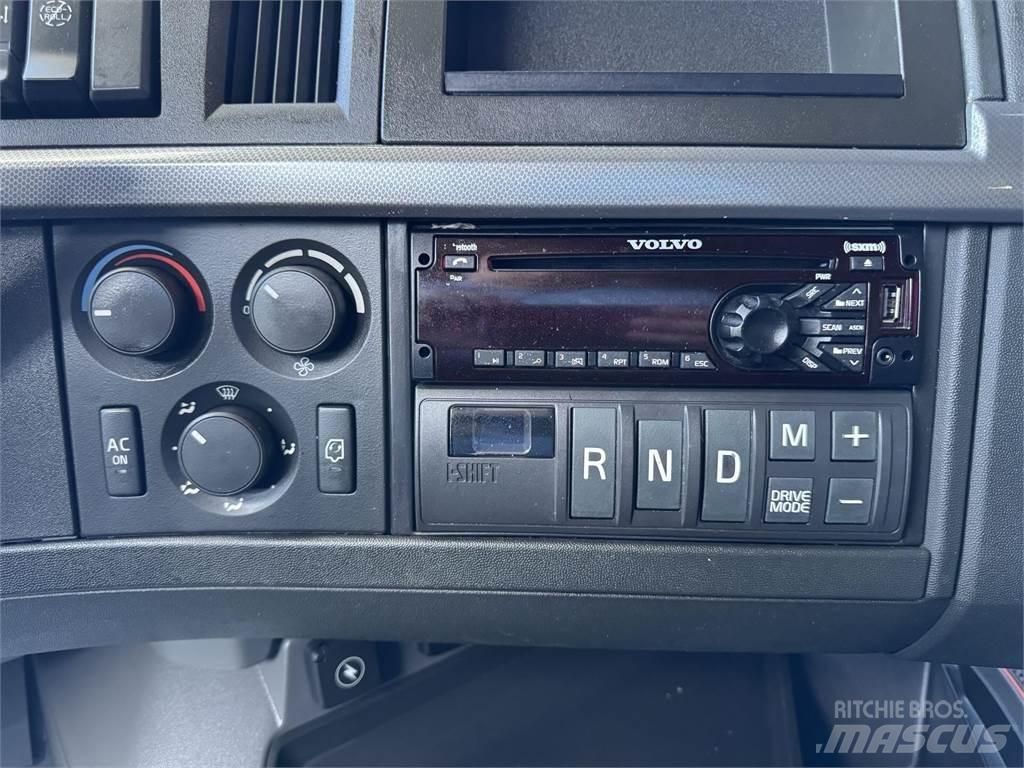 Volvo VNL64T760 中古トラクターヘッド | トレーラーヘッド
