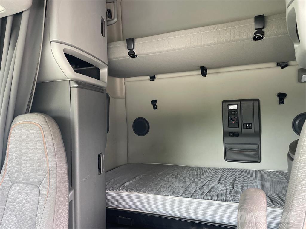Volvo VNL64T760 中古トラクターヘッド | トレーラーヘッド