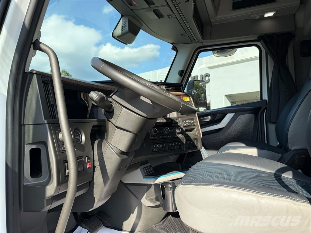 Volvo VNL64T860 中古トラクターヘッド | トレーラーヘッド
