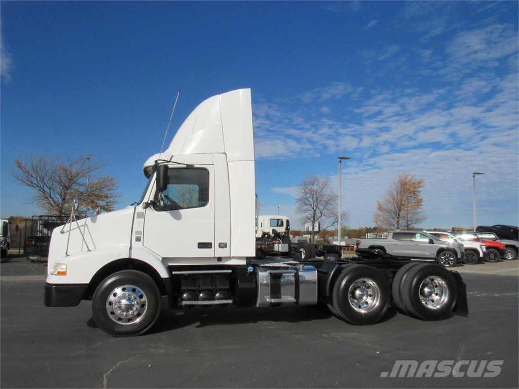 Volvo VNM64T300 中古トラクターヘッド | トレーラーヘッド