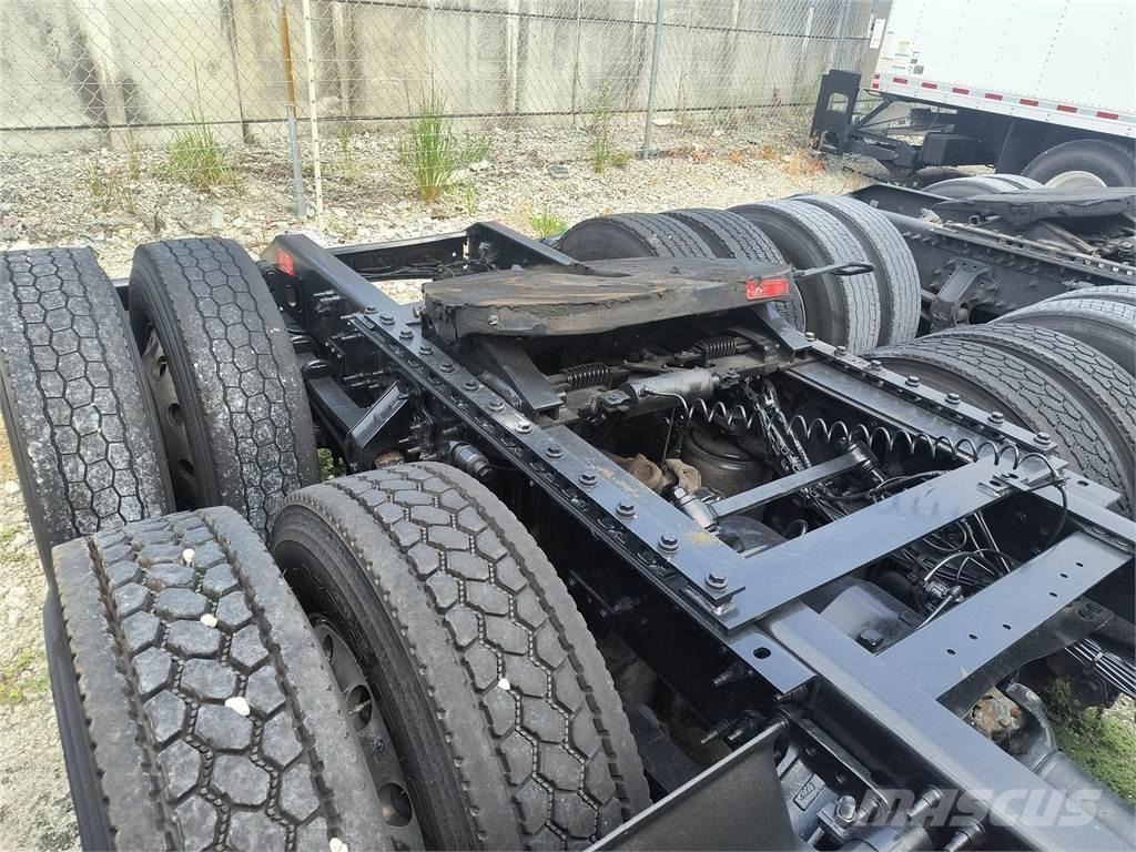 Volvo VNR64T 中古トラクターヘッド | トレーラーヘッド
