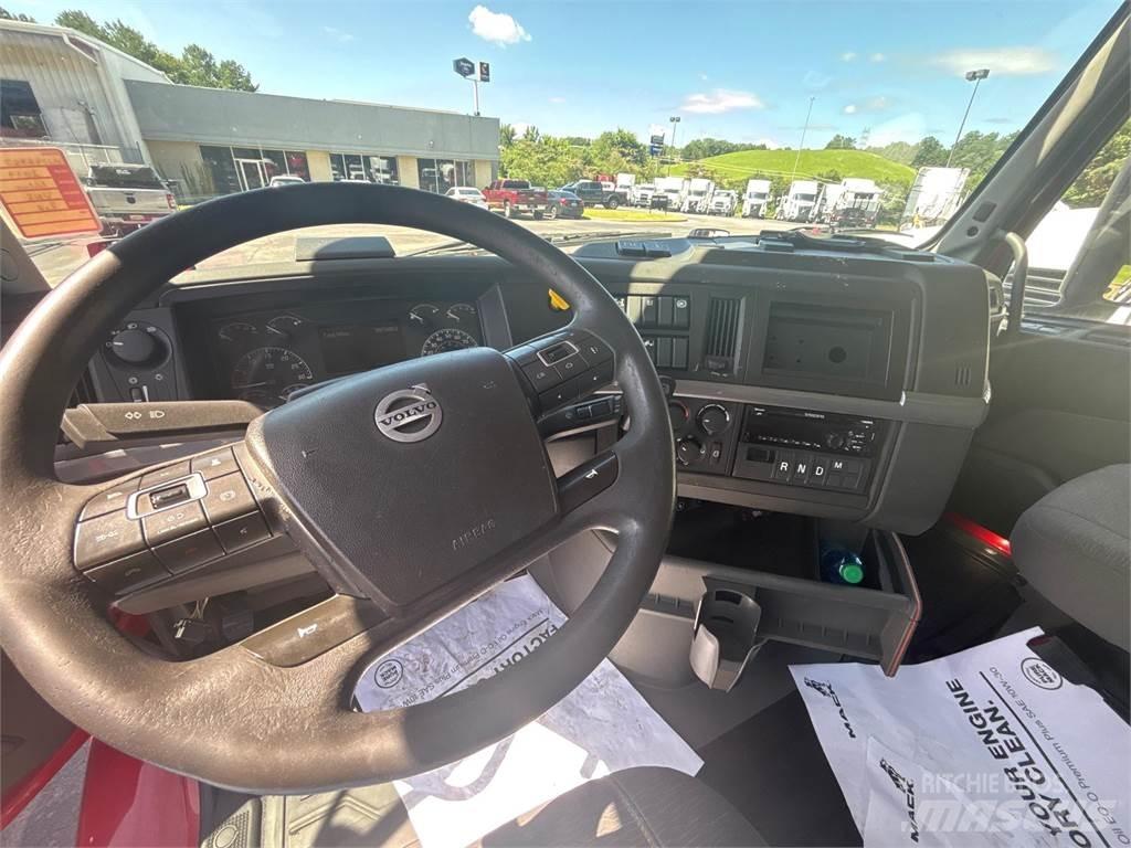 Volvo VNR64T300 中古トラクターヘッド | トレーラーヘッド