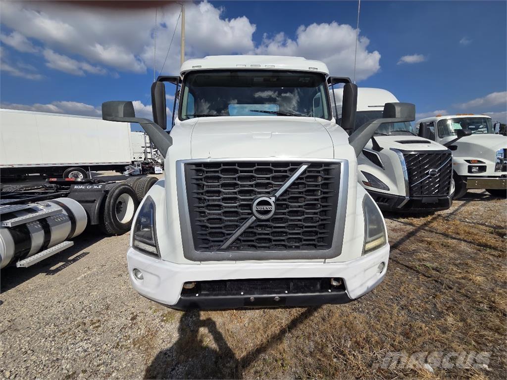 Volvo VNR64T300 中古トラクターヘッド | トレーラーヘッド