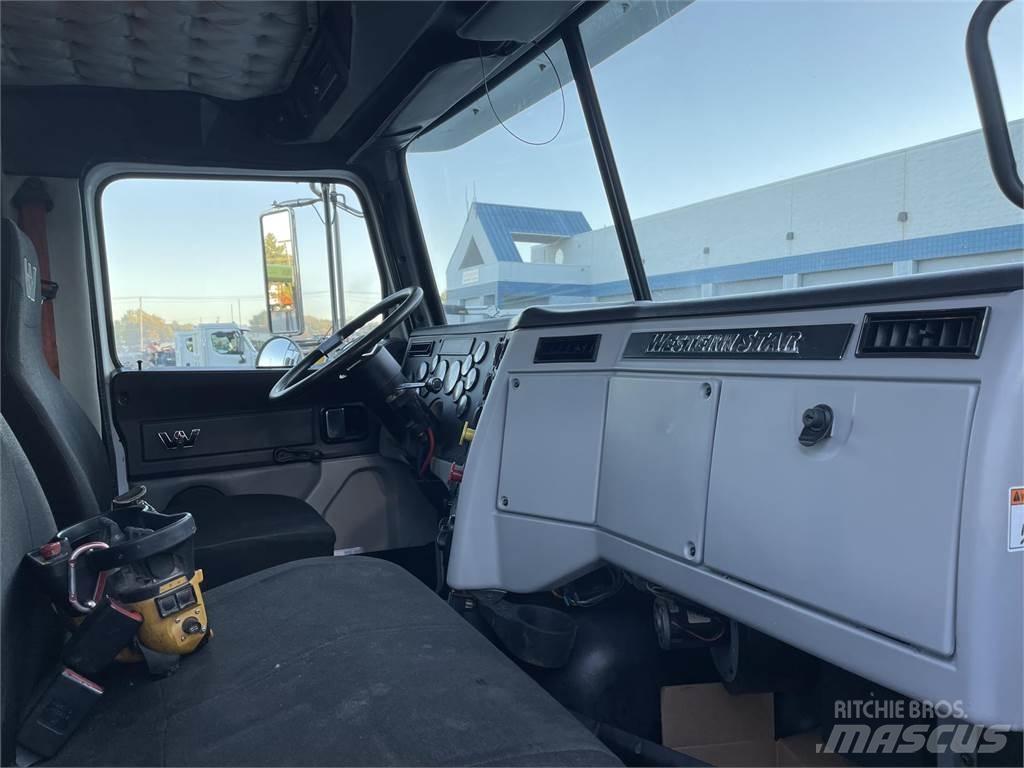 Western Star 4700SB キャブ付きシャーシ