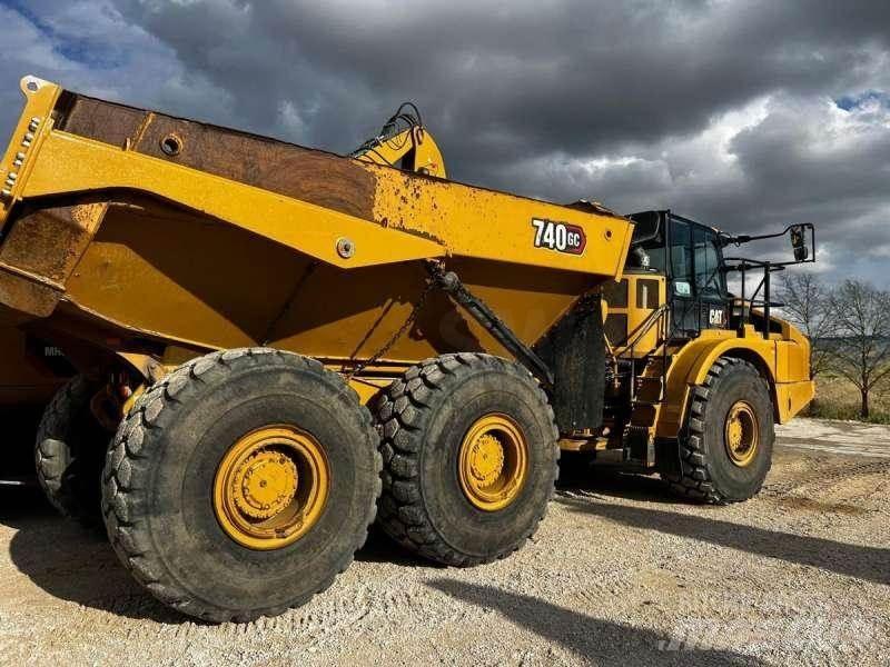 CAT 740GC アーティキュレート式ダンプトラック