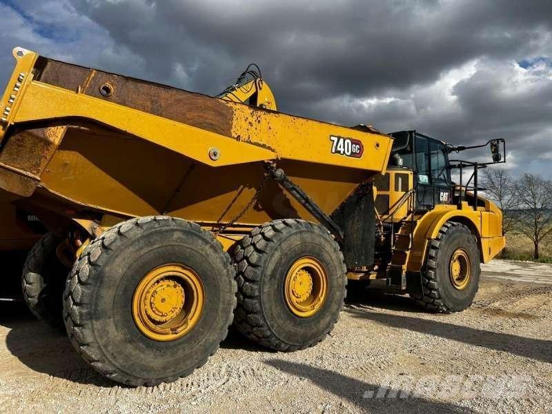 CAT 740GC アーティキュレート式ダンプトラック