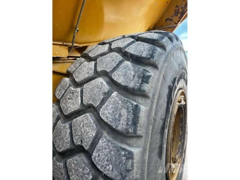 CAT 740GC アーティキュレート式ダンプトラック