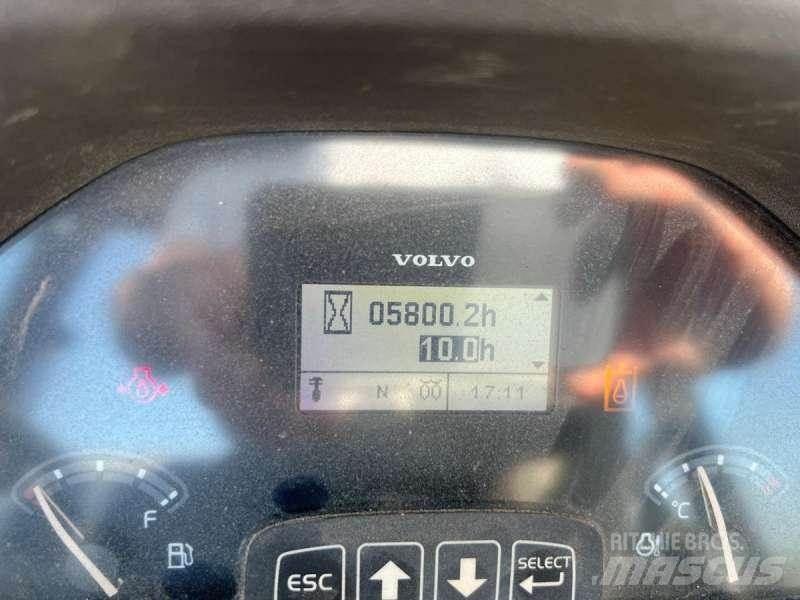 Volvo BL71B バックホーローダー