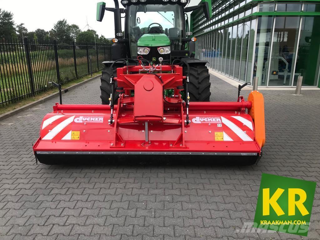 Dücker UM モアー