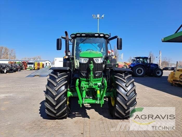 John Deere 6215 R トラクター