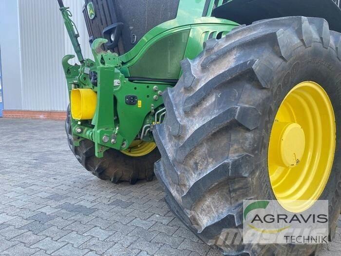 John Deere 6215 R トラクター