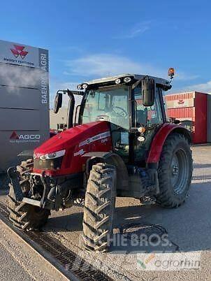 Massey Ferguson 5713S トラクター