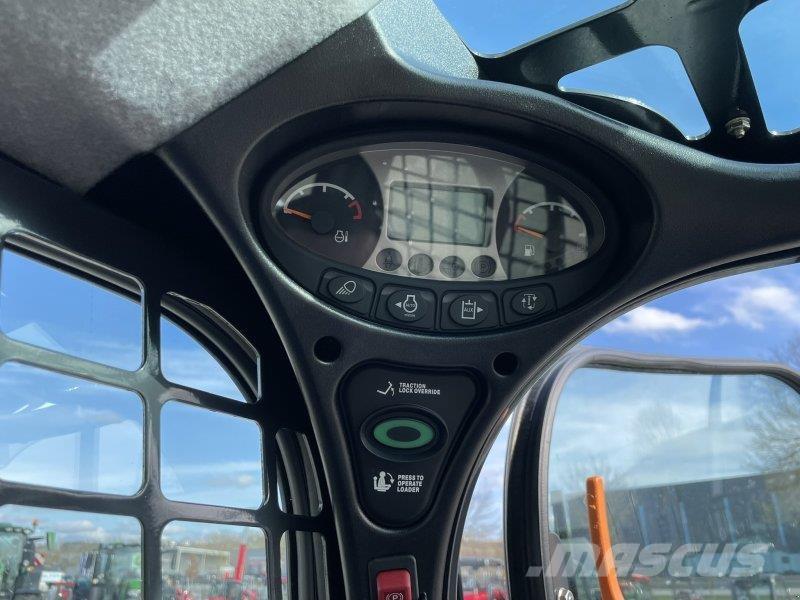 Bobcat T450 E スキッドステアローダー