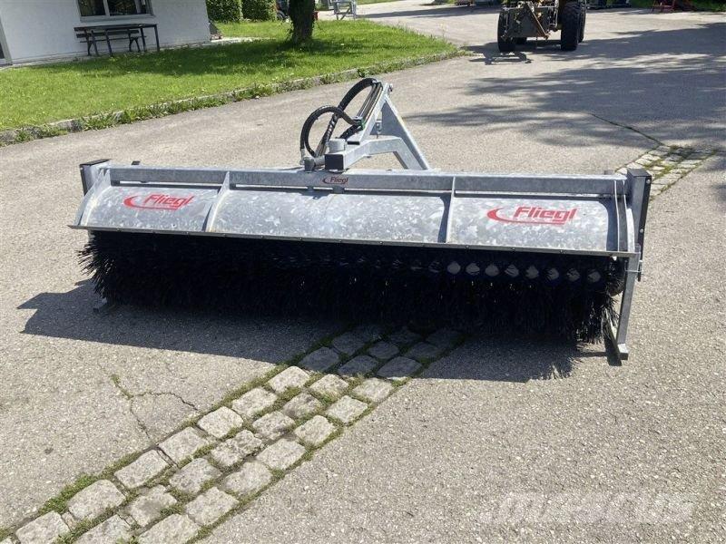 Fliegl TYP 700 路面清掃機