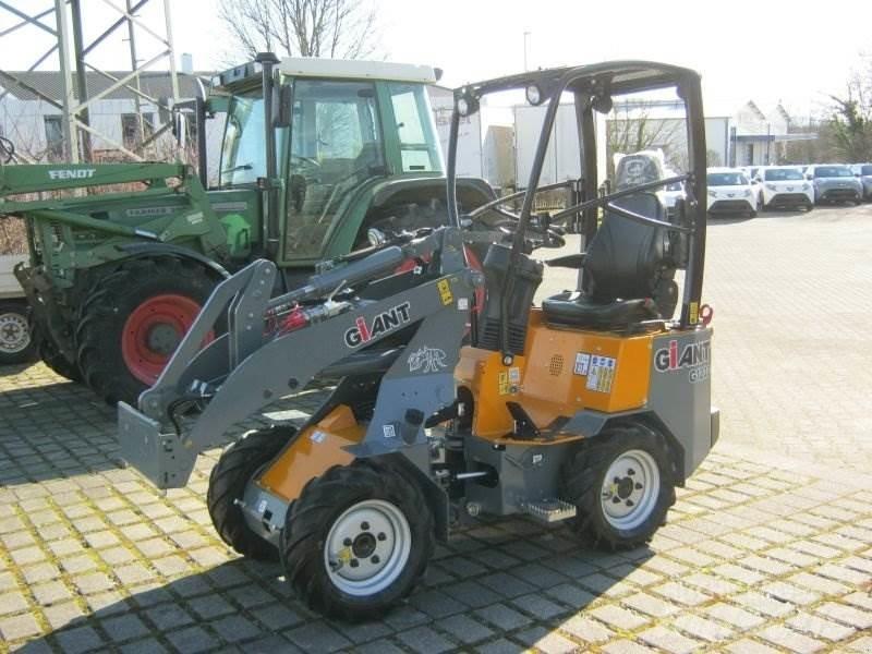 GiANT G1200 スキッドステアローダー