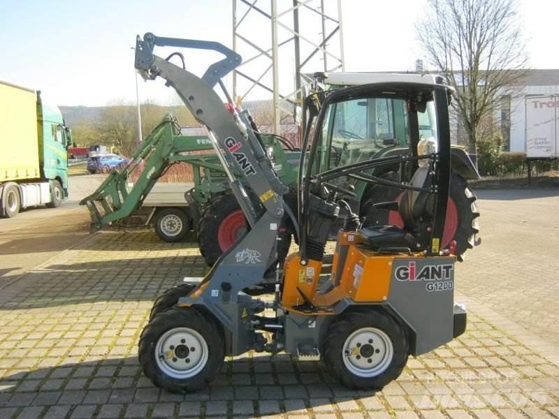 GiANT G1200 スキッドステアローダー