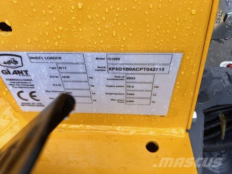 GiANT G1200 スキッドステアローダー