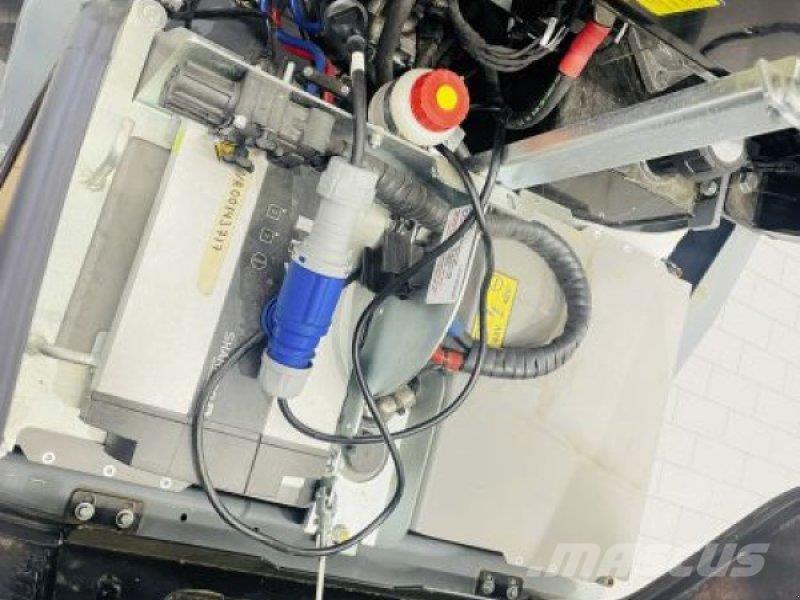 GiANT G2200E スキッドステアローダー