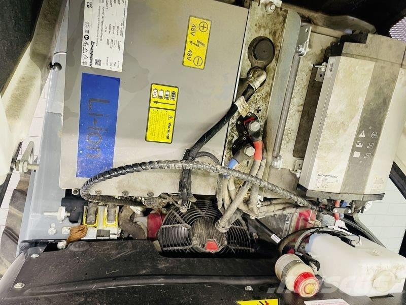 GiANT G2700E スキッドステアローダー