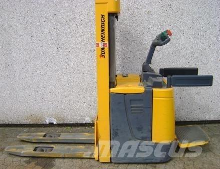 Jungheinrich ERC 214 自走式スタッカー