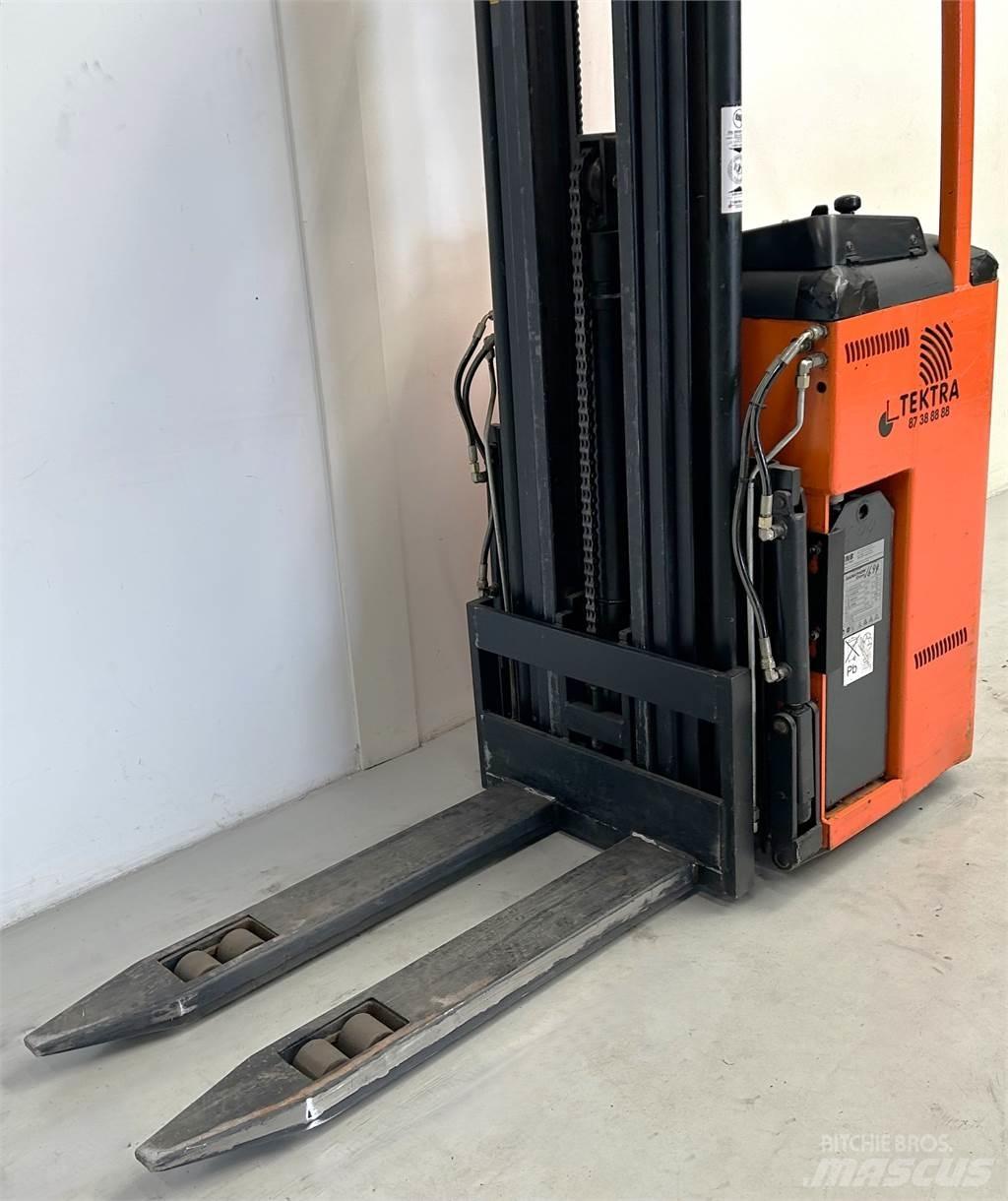 Rocla SST 12 TREV 自走式スタッカー