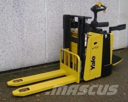 Yale MP20XD 自走式スタッカー